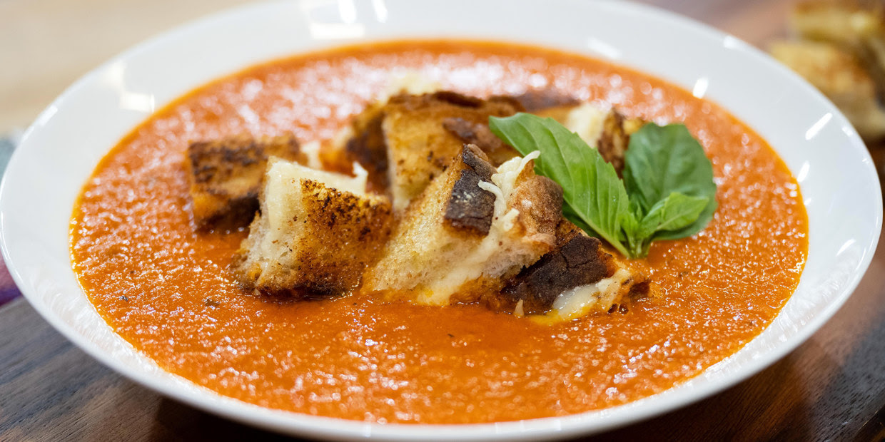 Και σεισμό έχουμε Creamy-tomato-soup-grilled-cheese-croutons-2x1-zz-221130