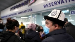 Many Kyrgyz workers with Russian citizenship have reportedly been prevented from leaving their adoptive country in recent weeks. (file photo)