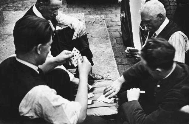 Một nhóm người lái xe đang chơi đánh bài ở vỉa hè Pháp năm 1919.