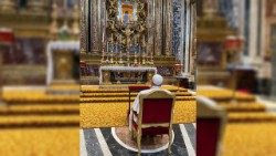 El Papa en oración ante el ícono de la Virgen María, la Salus Populis Romanis, en la Basílica de Santa María La Mayor