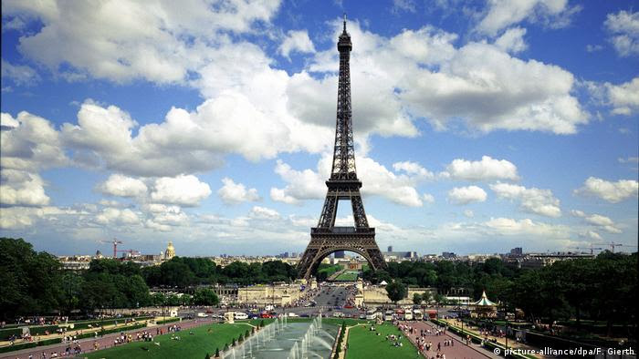 Francia volverá a abrirse a los turistas internacionales vacunados, con condiciones.