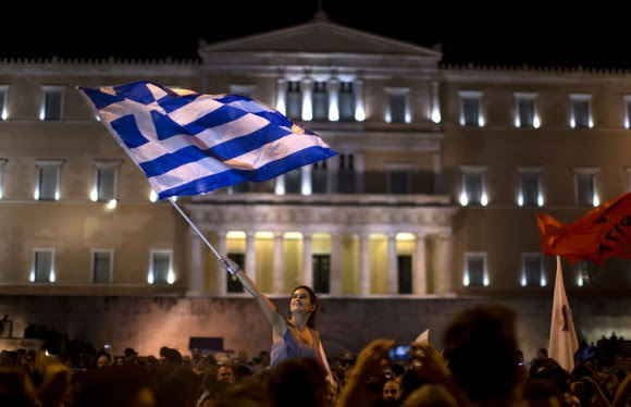 La primera ministra polaca, Ewa Kopacz, consideró que si el resultado final del referéndum griego confirma los primeros datos "a Grecia le queda probablemente solo un camino: salir de la eurozona". En la imagen, concentración de partidarios del 'no' ante el Parlamento griego. Foto: EMILIO MORENATTI (AP)