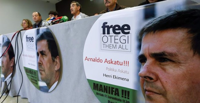 La plataforma Arnaldo Askatu y la iniciativa Free Otegi Free Them All, durante la presentación de la manifestación en Donosti. / EFE