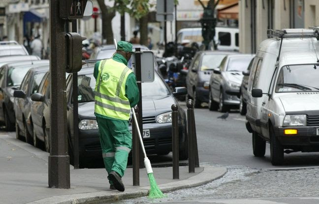 Un employé des services de propreté de la ville de Paris balayant un caniveau dans une rue de la capitale.(Photo illustration)