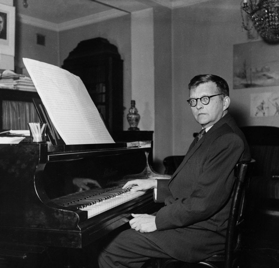 El compositor ruso Dmitri Shostakóvich, al piano en su casa a principios de los años cincuenta. El compositor ruso Dmitri Shostakóvich, al piano en su casa a principios de los años cincuenta.