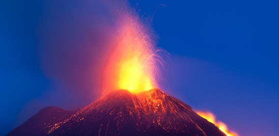 IL SALUTO DEI VULCANI A  BATTIATO, ERUTTANO L'ETNA E LO STROBOLI