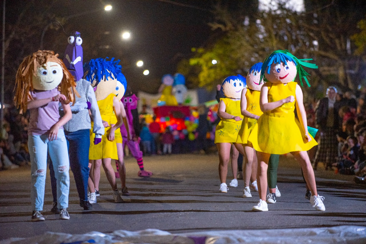 Se prepara el tradicional desfile de estudiantes sobre Avenida Mitre