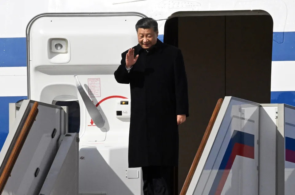 Xi Jinping, à la sortie de l’avion qui l’a conduit ce lundi 20&nbsp;mars en Russie, pour rencontrer son homologue russe Vladimir Poutine.
