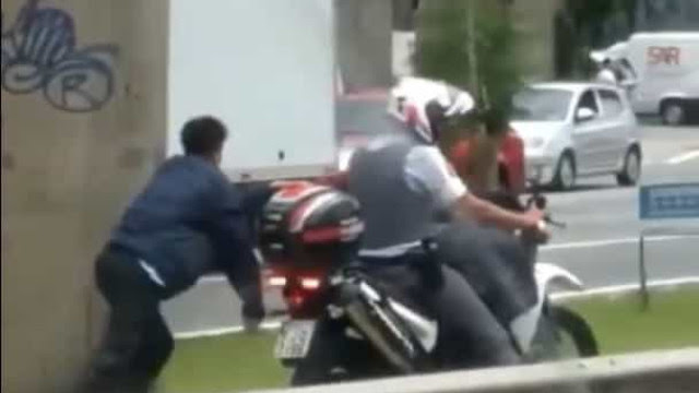 Vídeo mostra homem negro correndo algemado em moto da polícia de SP