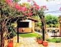 Com jardins exuberantes, a pousada também é opção para quem deseja descanso e tranquilidade