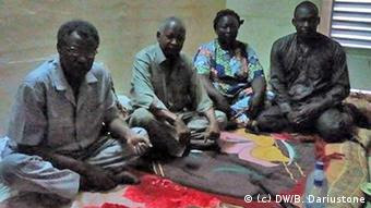 La figure de la société civile tchadienne, Mahamat Nour Ahmed Ibedou en compagnie des militants de son organisation.