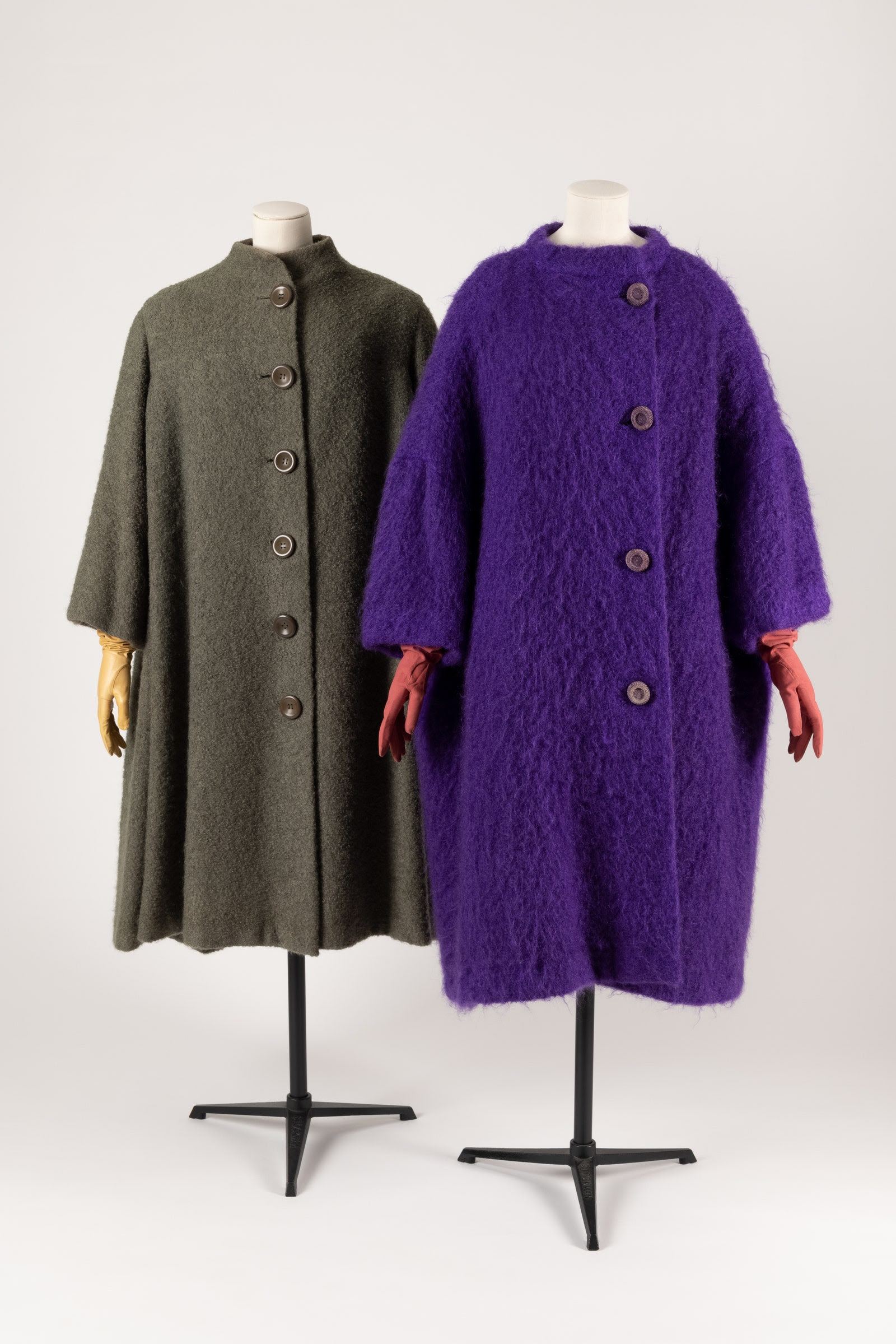 A la izquierda abrigo en boucl de lana oliva de Dior  a la derecha abrigo morado de mohair de Balenciaga .