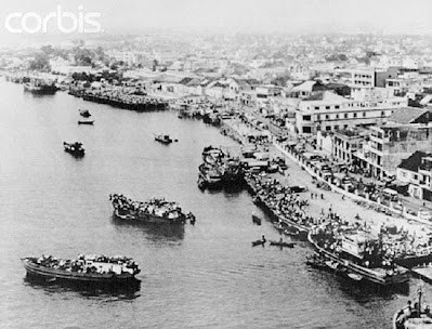 Bến tàu Sông Hàn, Đà Nẵng khi dân chúng ùa nhau lên thuyền để ra khơi ngày 29 tháng 3 năm 1975