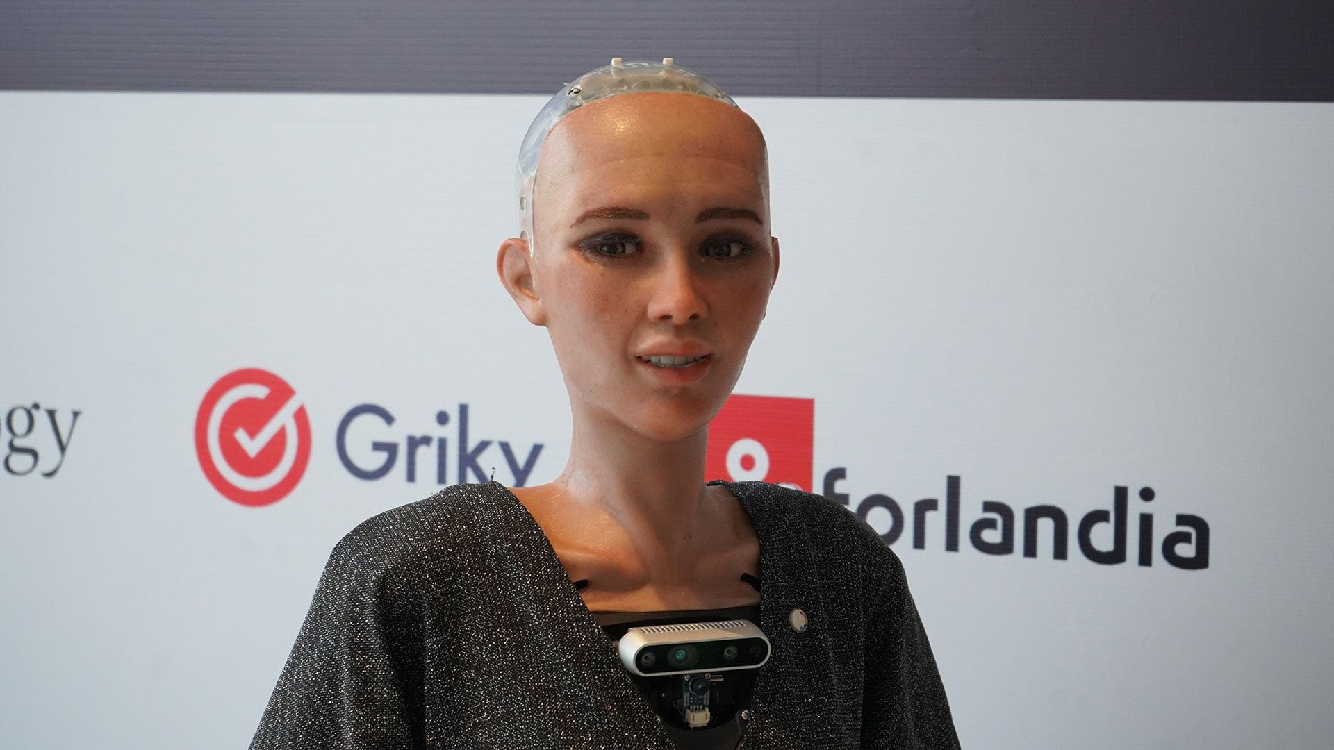 La robot Sophia tiene una placa transparente que deja a la vista su cerebro cibernético