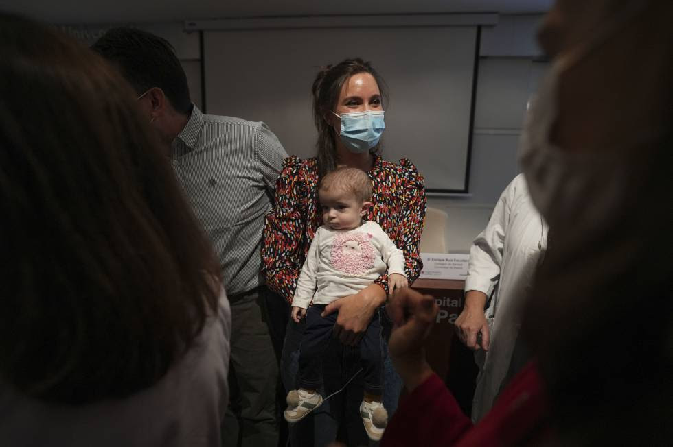 La pequeña Emma, de 13 meses, en brazos de su madre, Ana, tras el trasplante en el hospital de La Paz, en Madrid.