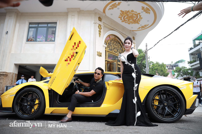 Gần 2 ngày nay cả miền Tây như “dậy sóng”, người khắp Cần Thơ từ trong nhà đổ cả ra đường để một lần ngắm dàn siêu xe hàng trăm tỷ của nữ đại gia thẩm mỹ - Ảnh 19. Vợ chồng doanh nhân Mailisa khiến cả Cần Thơ choáng váng vì khai trương thẩm mỹ viện, sự xuất hiện của dàn xe "khủng" gây chú ý hơn cả - Ảnh 1.