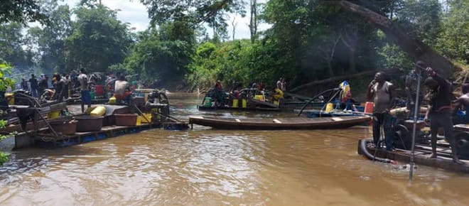 Chercheurs d'or illégaux sur une rivière en Côte d'Ivoire