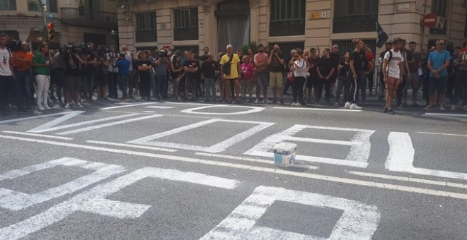 Pintan en la calzada ante la Jefatura de Policía en Barcelona '1-O Ni olvido ni perdón'