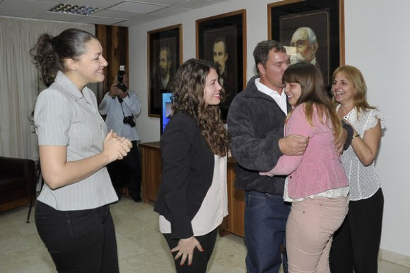 Nuestro héroe Ramón Labañino(C), con su esposa Elisabeth, y sus hijas, a su arrivo a la patría, en La Habana, el 17 de diciembre de 2014. AIN FOTO/ Estudios Revolución/