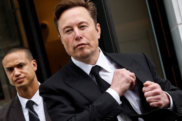 Giám đốc điều hành Tesla, Elon Musk và đội bảo vệ của ông rời văn phòng địa phương của công ty ở Thủ đô Hoa Thịnh Đốn hôm 27/01/2023. (Ảnh: Jonathan Ernst/Reuters)