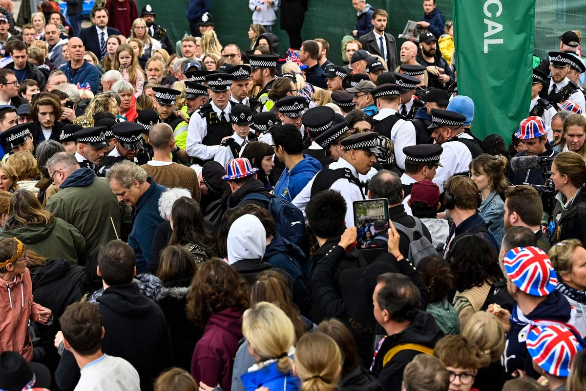 Những người biểu tình thuộc nhóm phản đối biến đổi khí hậu Just Stop Oil bị giam giữ trong đám đông tại Tu viện Westminster ở trung tâm Luân Đôn vào ngày 6 tháng 5 năm 2023. (Ảnh của JUSTIN TALLIS/POOL/AFP)