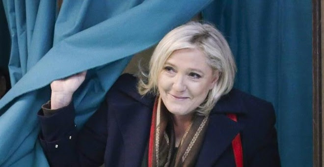 Marine Le Pen, líder del Frente Nacional, votó en un colegio electoral de Henin-Beaumont. / EFE