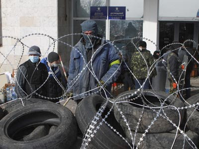 Manifestantes prorrusos levantan una barricada frente a un edificio ocupado de la administración regional en Donetsk