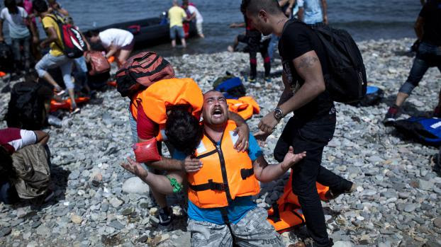 Un migrant syrien arrive sur une plage de l'&icirc;le grecque de Lesbos, le 7 septembre 2015.
