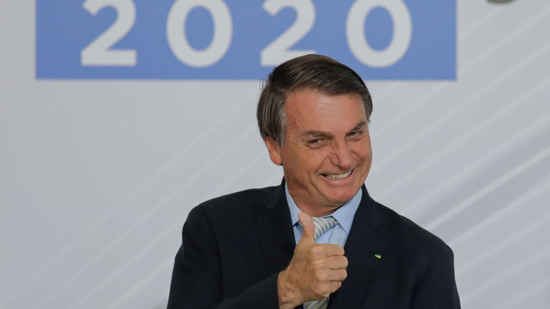 Em MP, Bolsonaro permite compra de vacina sem licitação e antes de registro na Anvisa