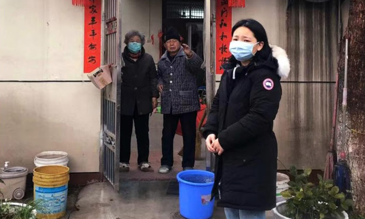 Blair Zong (phải) chào tạm biệt ông bà trước khi lên máy bay rời Vũ Hán, tỉnh Hồ Bắc. Ảnh: NY Times.
