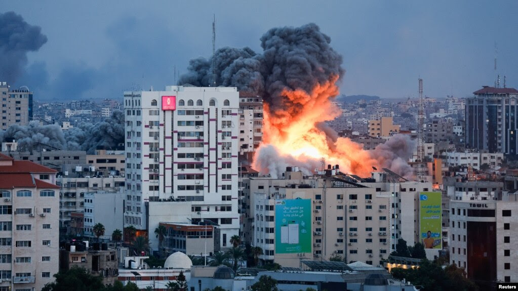 Khói và lửa bốc lên sau khi lực lượng Israel tấn công một tòa tháp cao tầng ở Thành phố Gaza, ngày 7 tháng 10 năm 2023.