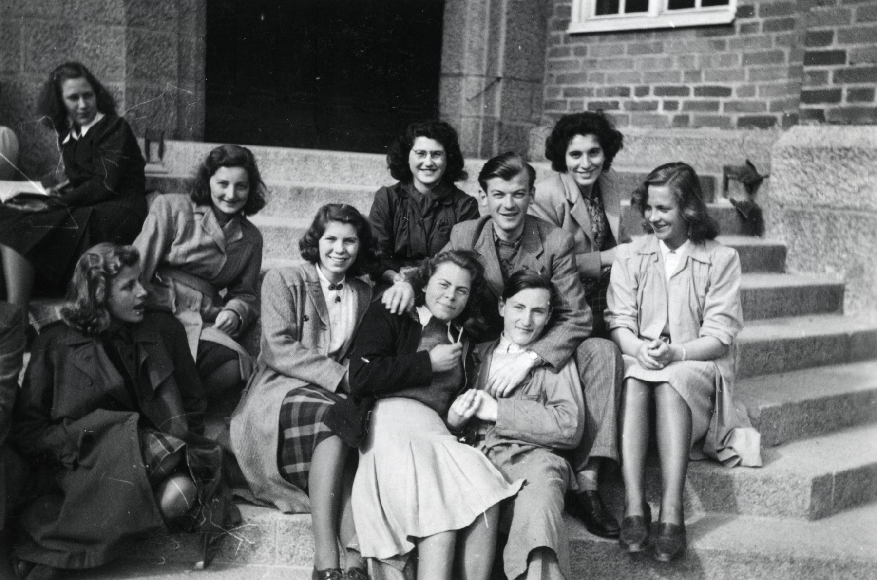 Students in the Norwegian high school in Uppsala, Sweden.  Some are Norwegian Jewish refugees.

Among those pictured are Celia Century (top, center wearing a dark shirt), Rahel (Tulla) Blomberg (right) and Dagfinn Bernstein (front).