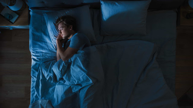Dormir mal pode levar a um quadro de demência? Veja o que a ciência diz