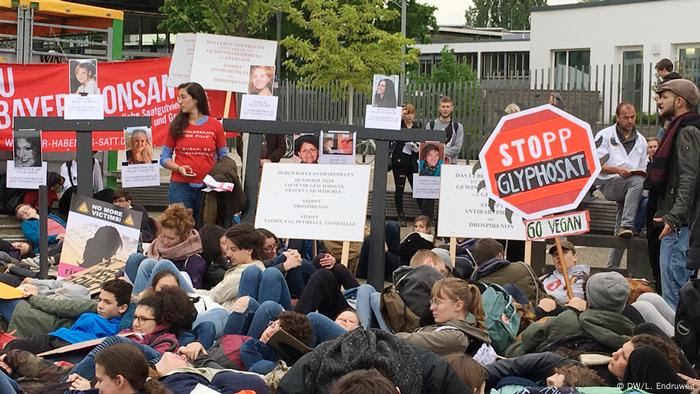 Do lado de fora do Centro de Conferências de Bonn, onde ocorreu reunião anual dos acionistas da Bayer, jovens protestaram contra a Bayer Do lado de fora do Centro de Conferências de Bonn, onde ocorreu reunião anual dos acionistas da Bayer, jovens protestaram contra a Bayer