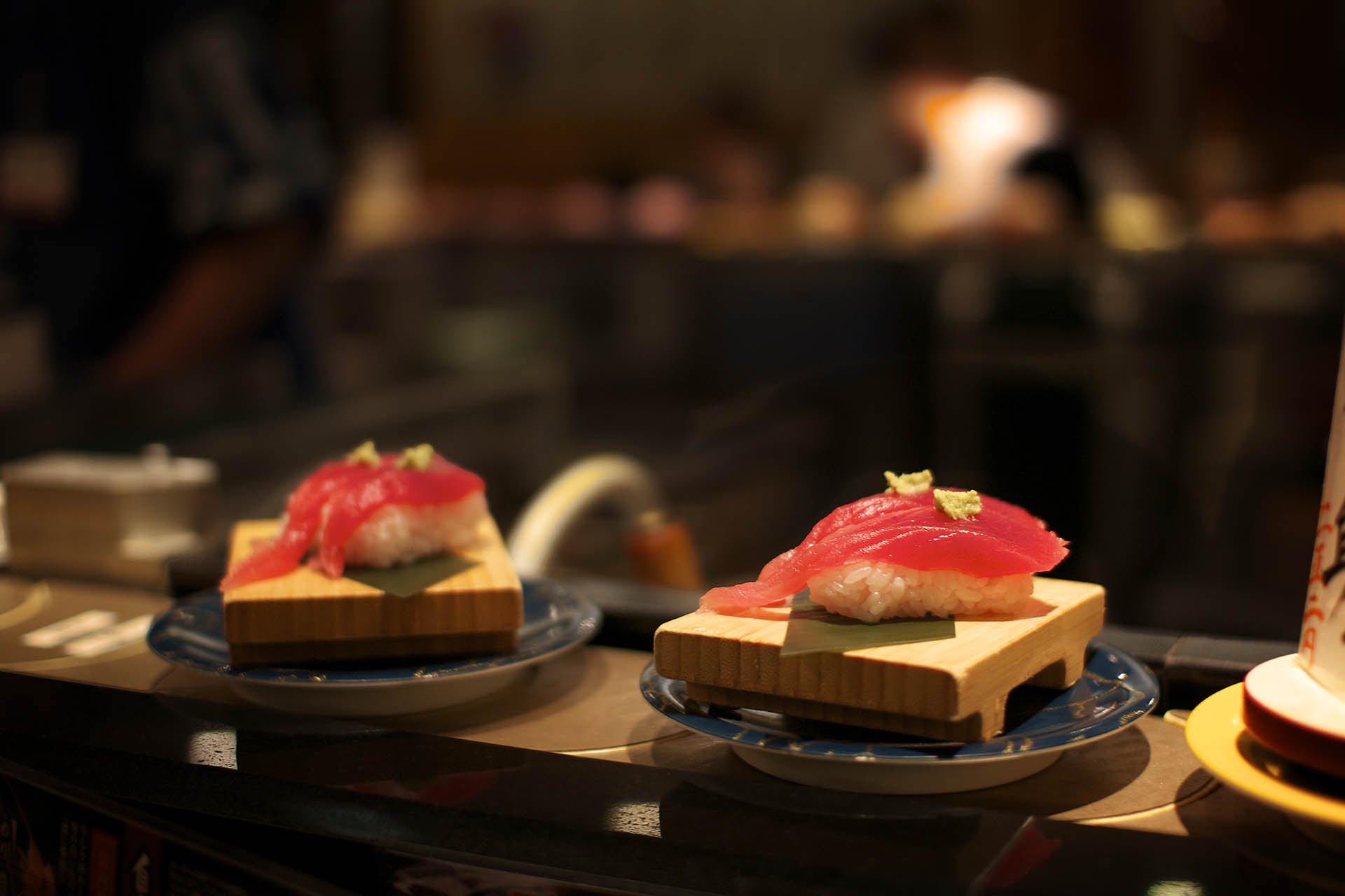 El sushi se realiza con pescados y mariscos crudos y esto puede, no solo elevar los niveles de sodio (sal), sino además una fuente de intoxicación, si se encuentran mal preparados
(Getty Images)