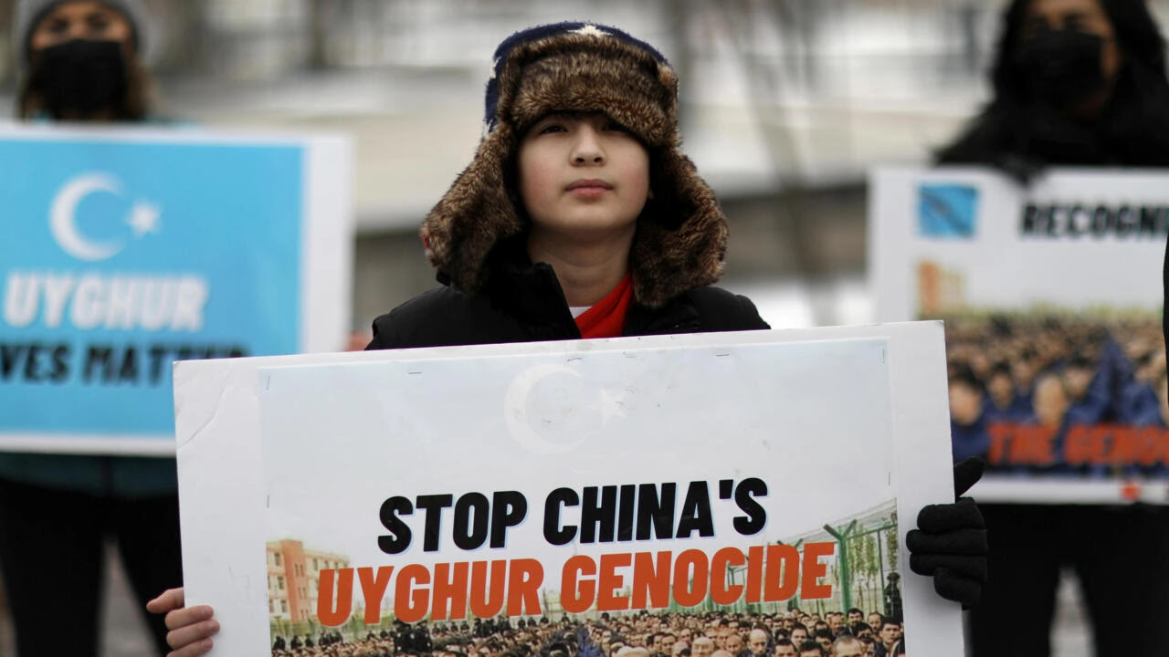 Biểu tình phản đối chính quyền Bắc Kinh trấn áp người Duy Ngô Nhĩ, trước sứ quán Trung Quốc tại Washington DC, Hoa Kỳ, ngày 19/02/2021.