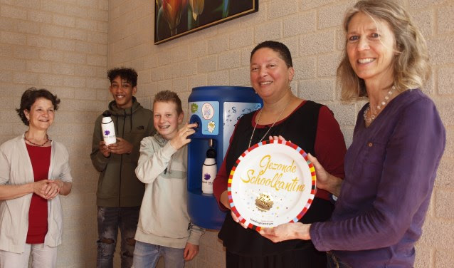 Brigit Hamburg (GGD), leerlingen Senna en Brad, directeur Chiquita Relyveld en Dieuwke Vogelzang (Voedingscentrum).