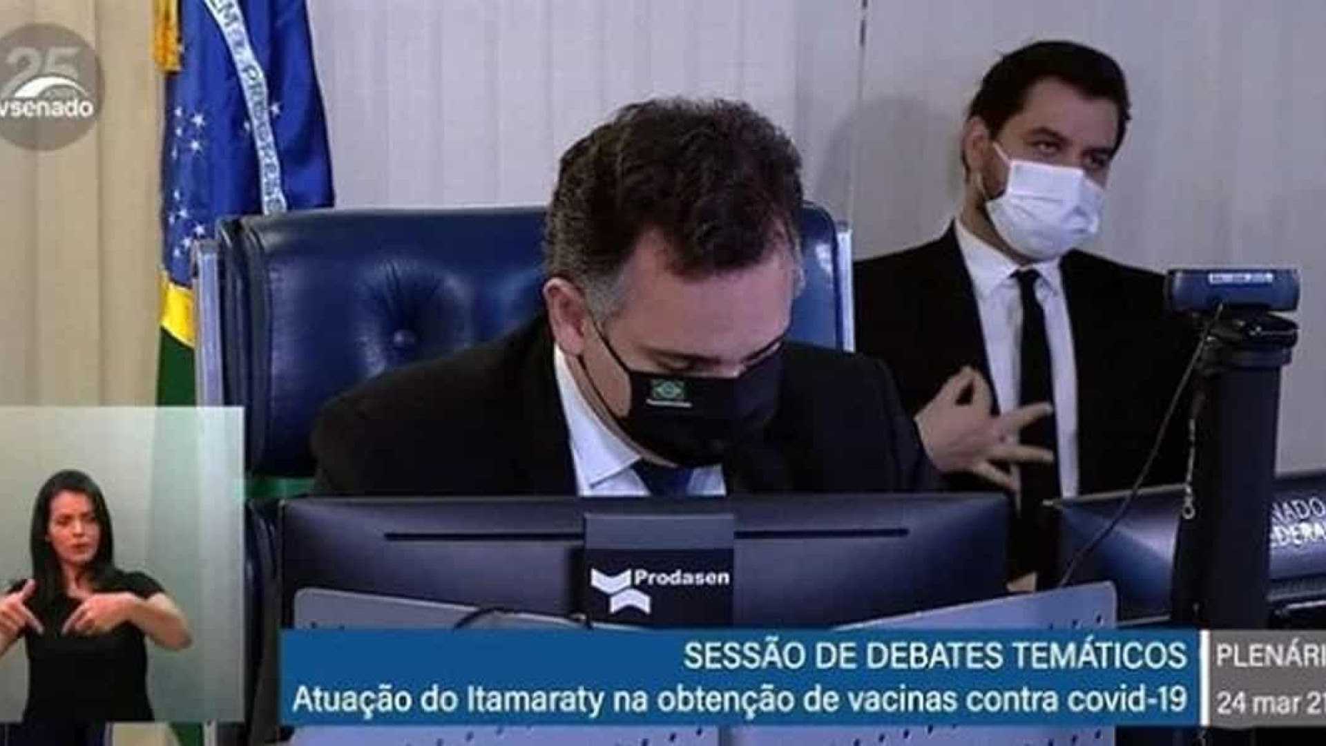 MPF denuncia assessor de Bolsonaro por gesto de conotação racista no Senado