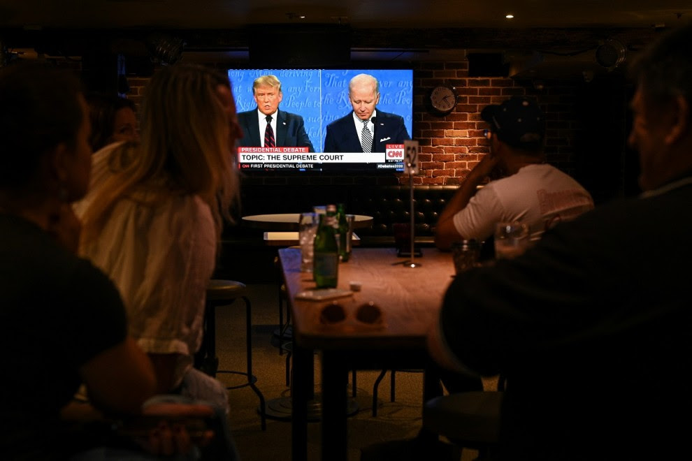 30/09/2020 - Personas miran el primer debate presidencial de Estados Unidos en un bar de Sídney. / REUTERS - LOREN ELLIOTT