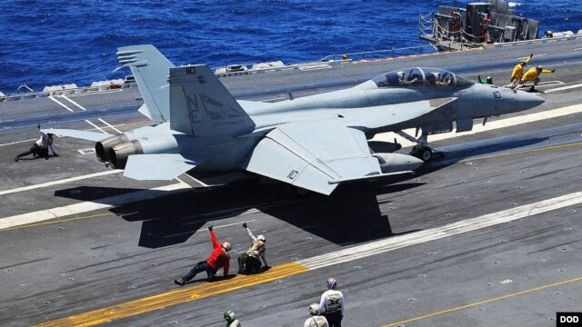 Chiến đấu cơ F / A-18F Super Hornet cất cánh từ boong tàu sân bay USS Ronald Reagan. (Ảnh của Hải quân Mỹ).