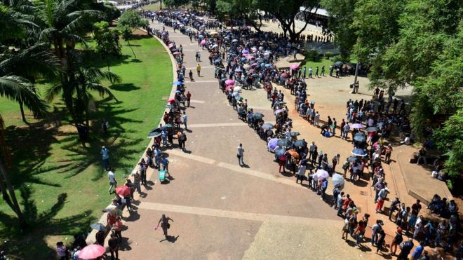 Pessoas em fila do Mutirão do Emprego