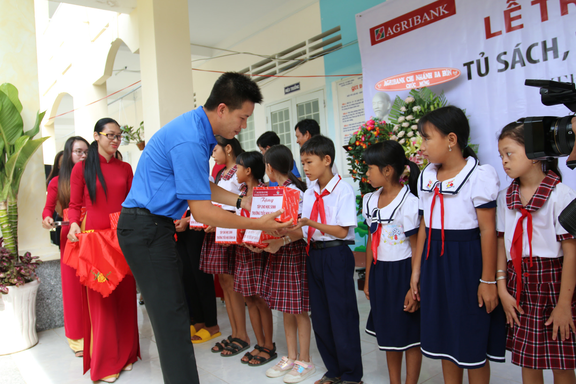 Agribank Kiên Giang trao tặng Tủ sách, thiết bị học tập với chủ đề &quot;Thêm con chữ, bớt đói nghèo&quot; - Ảnh 3.