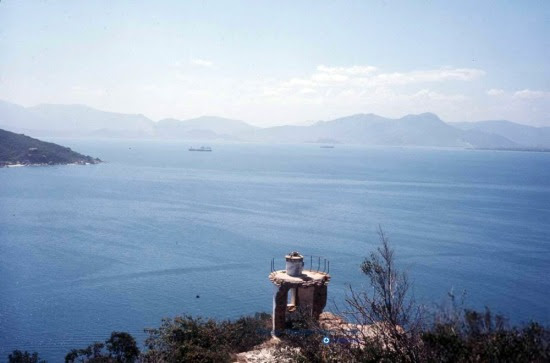 Hải đăng đổ nát trên mũi Hòn Lương, vịnh Cam Ranh.