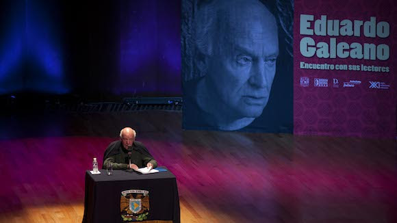 Eduardo Galeano interviene en la Bienal del Libro de Brasilia. Foto: Eduardo Verdugo/ Ap