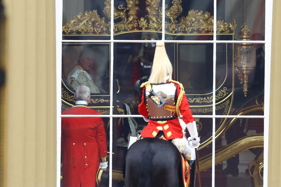 Vua Charles của nước Anh ngồi trên xe Diamond Jubilee State Coach tại Cung điện Buckingham vào ngày diễn ra lễ đăng quang, ở London, Anh, ngày 6 tháng 5 năm 2023. REUTERS/Hannah McKay