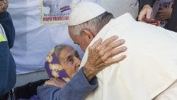 El Papa Francisco abraza a una anciana