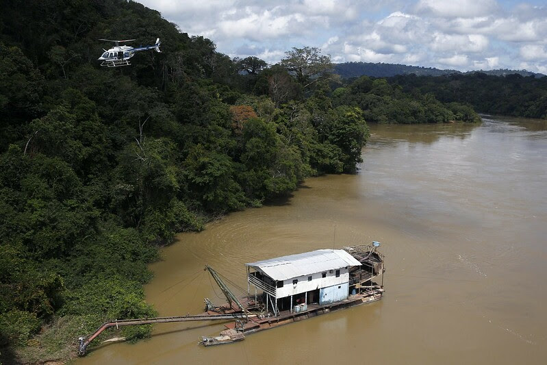 Imagem aérea mostra avião do Ibama sobrevoando instalação de garimpo ilegal no Rio Jamanxim, no Pará, limite da Floresta Nacional Itaituba II