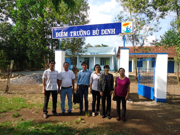 Nữ kỹ sư gốc Việt đứng cạnh các thành viên thuộc tổ chức từ thiện SM và hiệu trưởng của ngôi trường mới thành lập.
