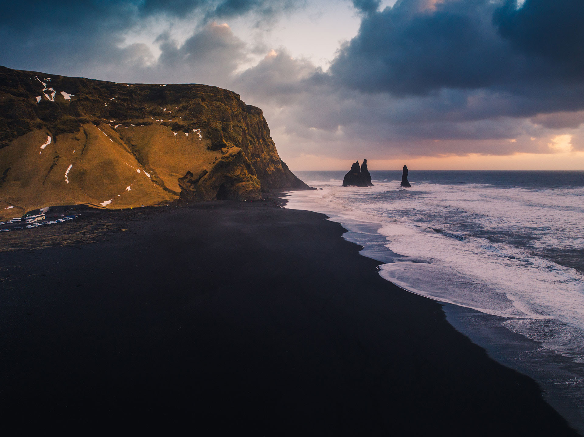 La playa de Reynisfjara, ubicada al lado de una península rocosa, es una de sus maravillas naturales más hermosas, con su arena negra y cantos rodados (Getty Images)