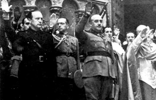 Le général Franco salue les miliciens phalangistes